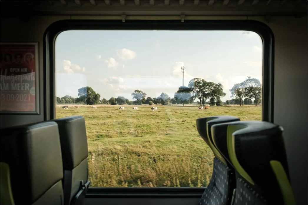 Detail Zugfenster Aussicht Auf Landschaft Vorbeiziehend Number 19