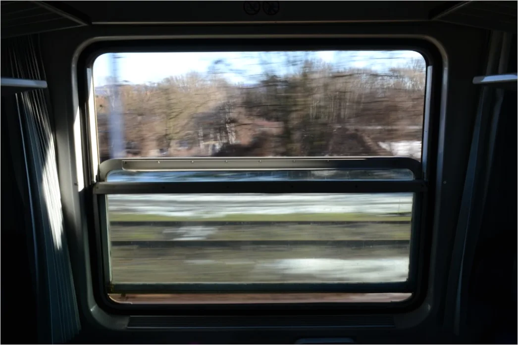 Detail Zugfenster Aussicht Auf Landschaft Vorbeiziehend Number 4