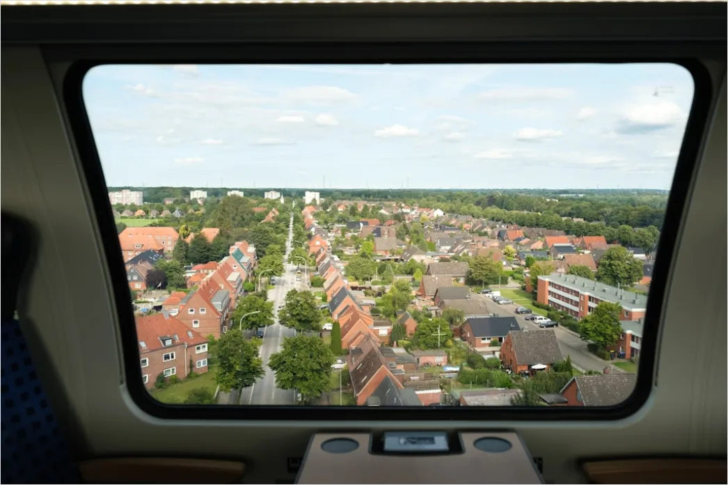 Detail Zugfenster Aussicht Auf Landschaft Vorbeiziehend Number 6