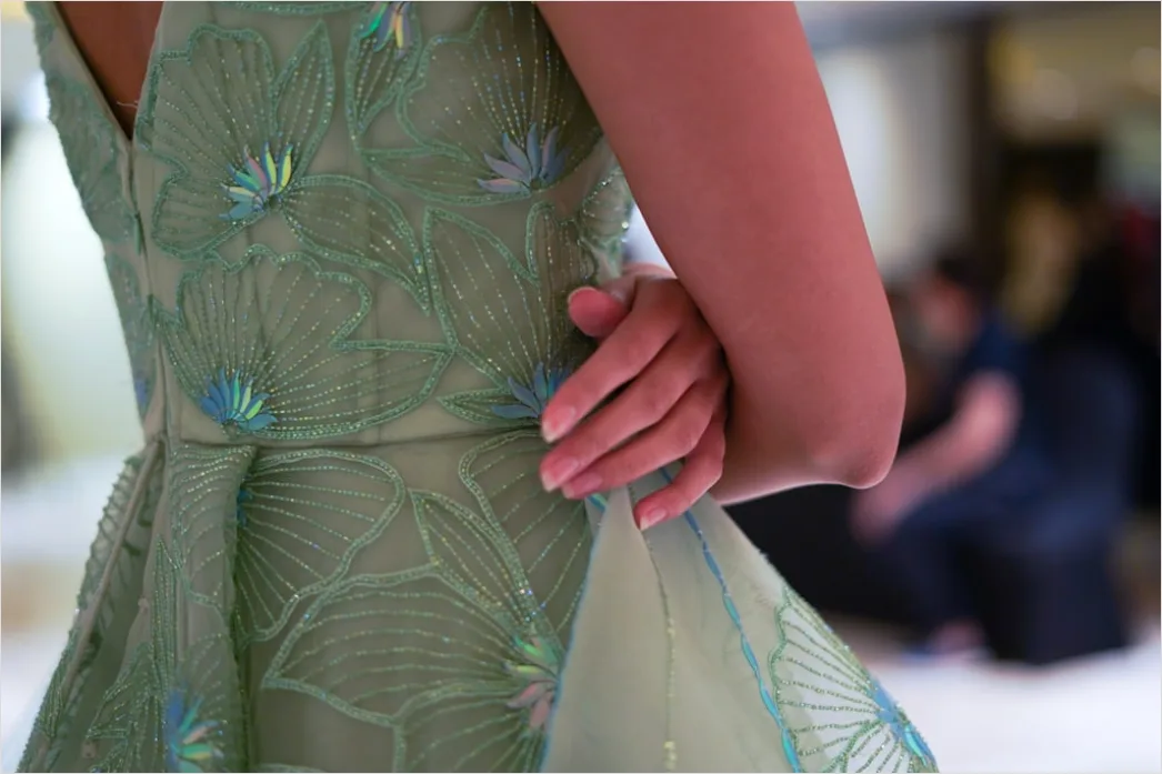 Detail Abendkleid Styling Mit Schmuck Foto Number 4