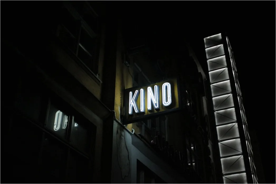 Arthouse Kino Neon Schriftzug Bei Nacht Foto D244