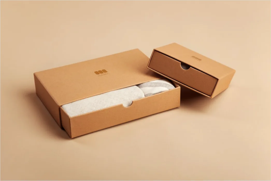 Beauty Unboxing Packshot Mit Seidenpapier Foto C559