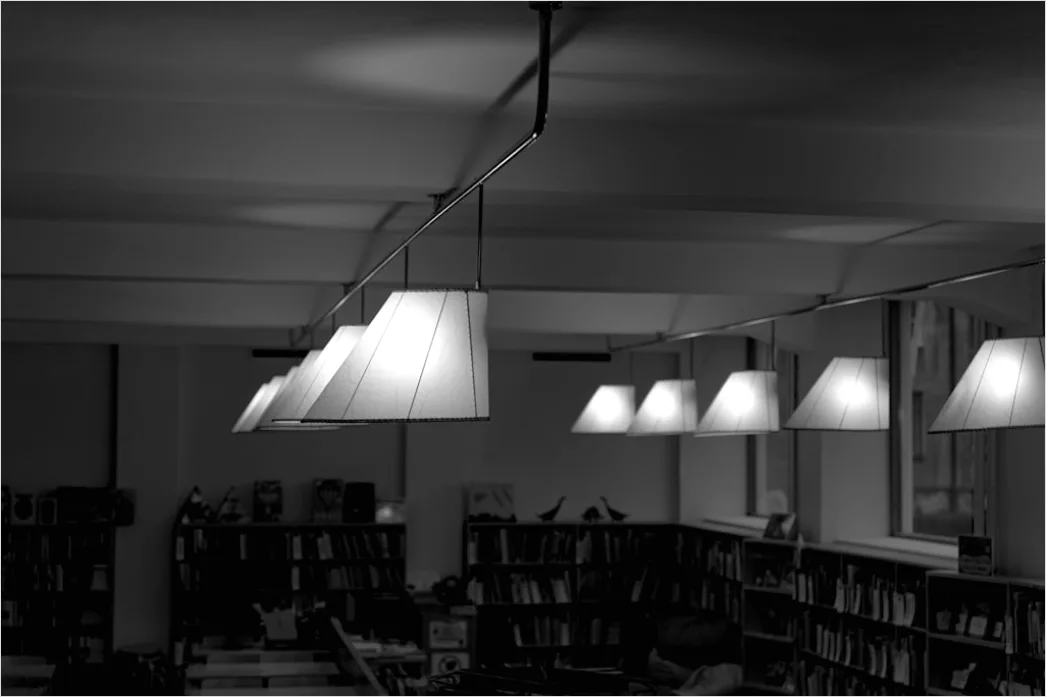 Bibliothek Stille Arbeitsplaetze Mit Lampen Foto A116