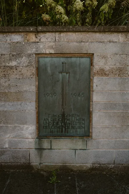 Bronzeplakette Erklaertafel Am Denkmal Nahaufnahme 130f