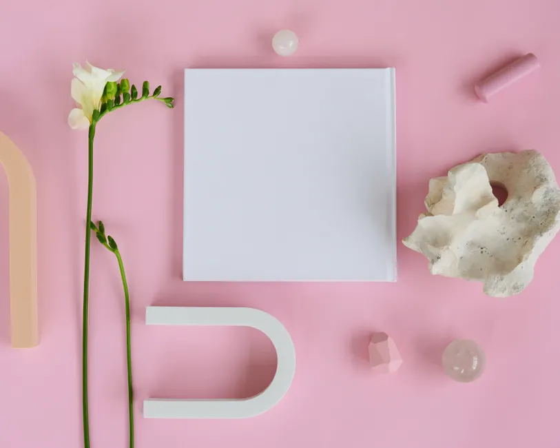 Detail Buchcover Design Mockup Auf Holztisch Flat Lay Number 3