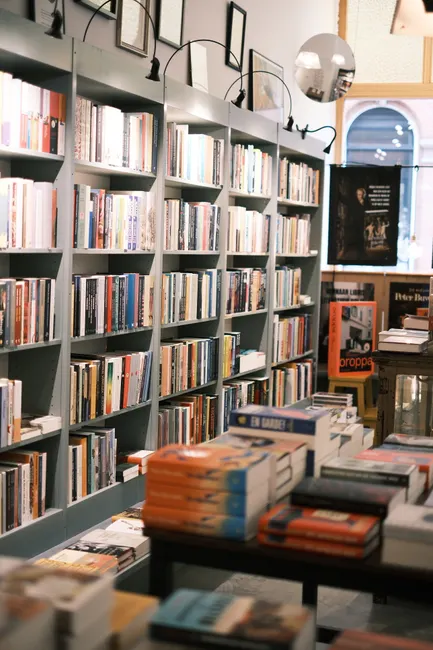 Detail Buchhandlung Schaufenster Mit Bestseller Tisch Foto Number 12