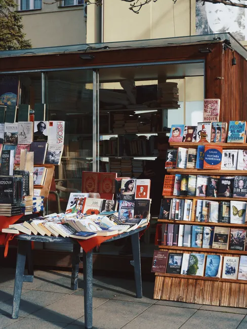 Detail Buchhandlung Schaufenster Mit Bestseller Tisch Foto Number 18