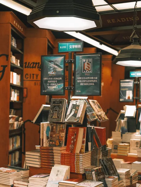 Detail Buchhandlung Schaufenster Mit Bestseller Tisch Foto Number 7