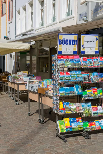 Buecherflohmarkt Kisten Voller Buecher Foto 6851