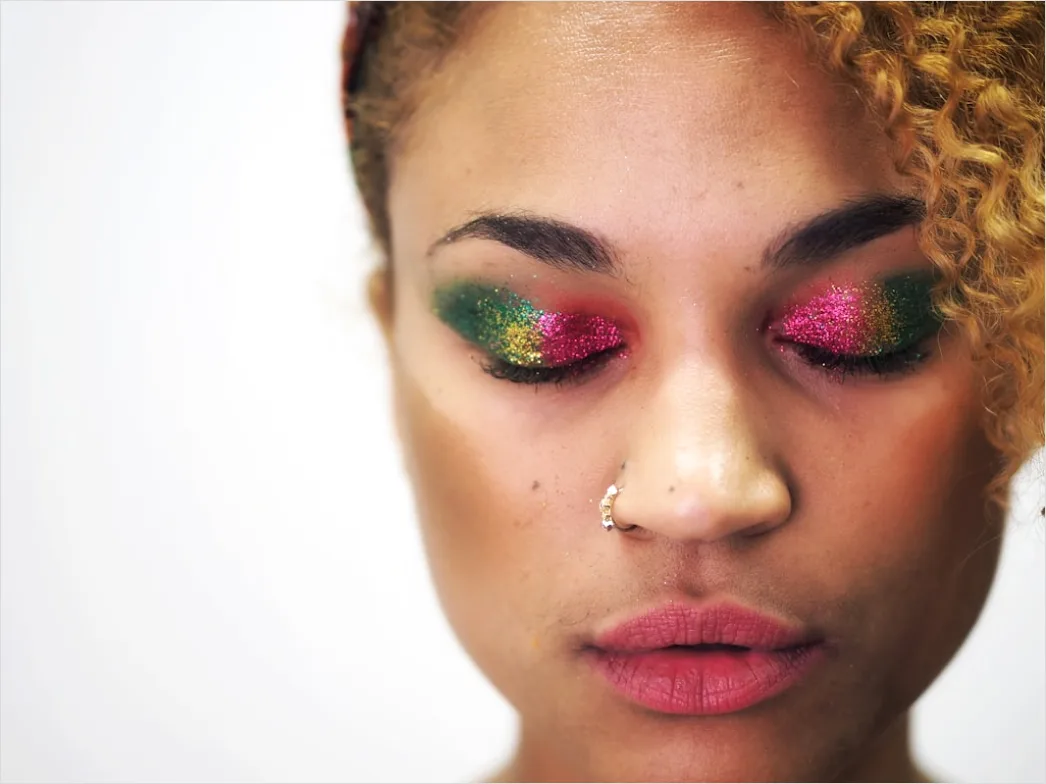Bunte Lidschatten Palette Festival Look Foto
