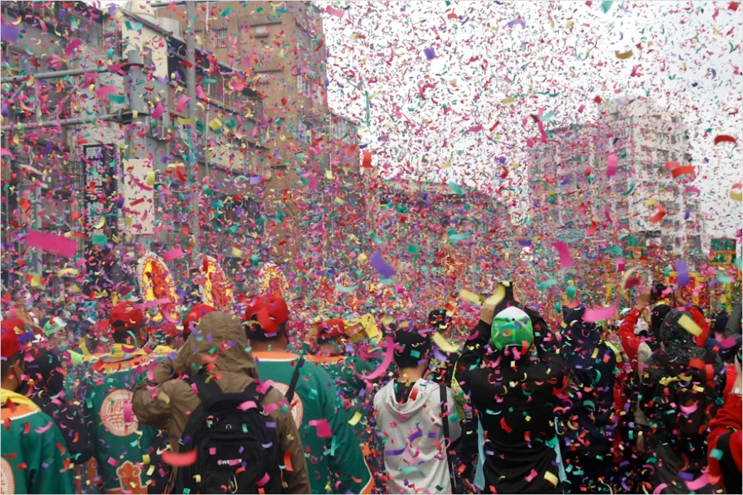 Fasching Umzug Konfetti Bewegungsunschaerfe Foto 30de