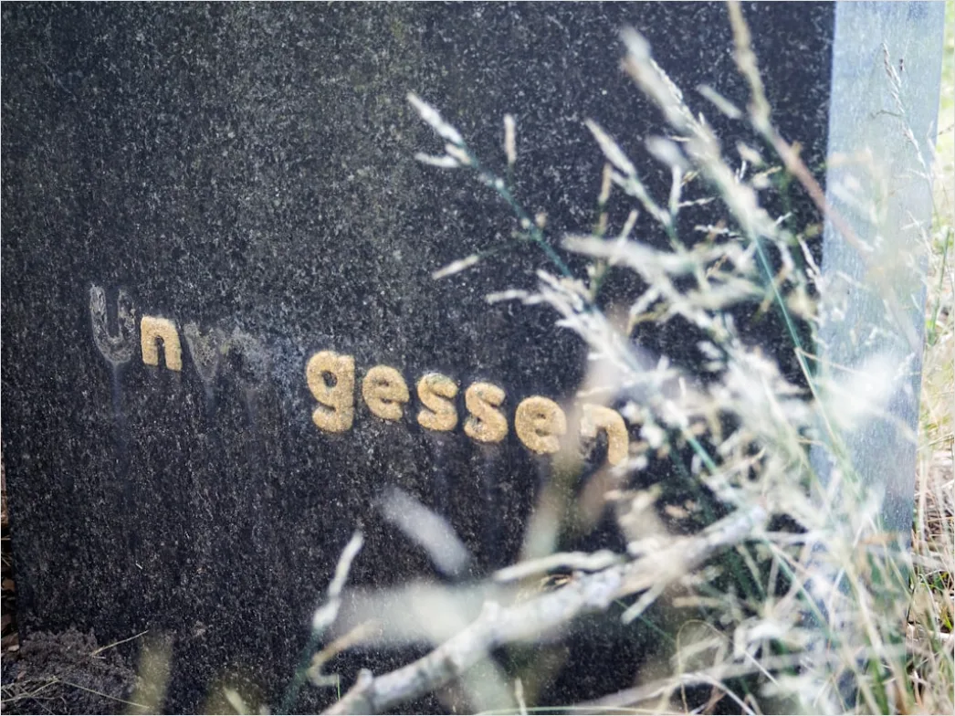 Friedhofskultur Grabstein Verwittert Detail Foto A830