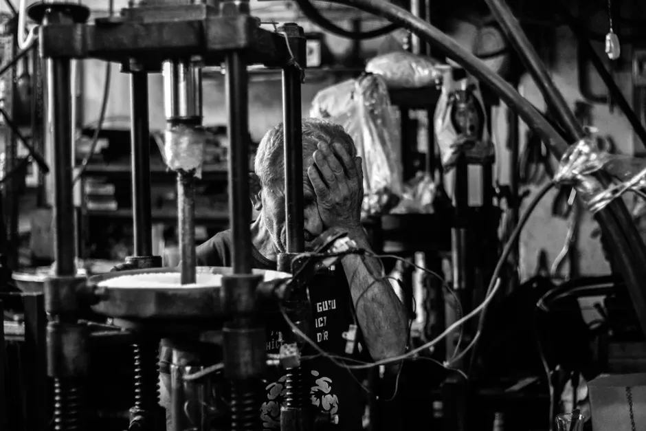 Glasblaeser Heisse Glasmasse In Werkstatt Foto 7471