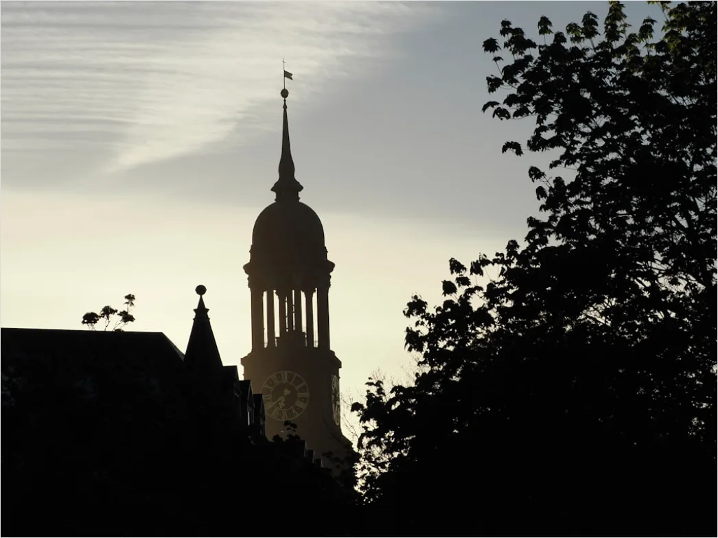 Detail Glockenturm Silhouette Gegen Himmel Foto Number 4