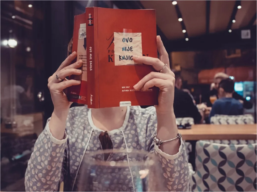 Hand Blaettert In Buch Im Cafe Lesemoment Foto 68b2
