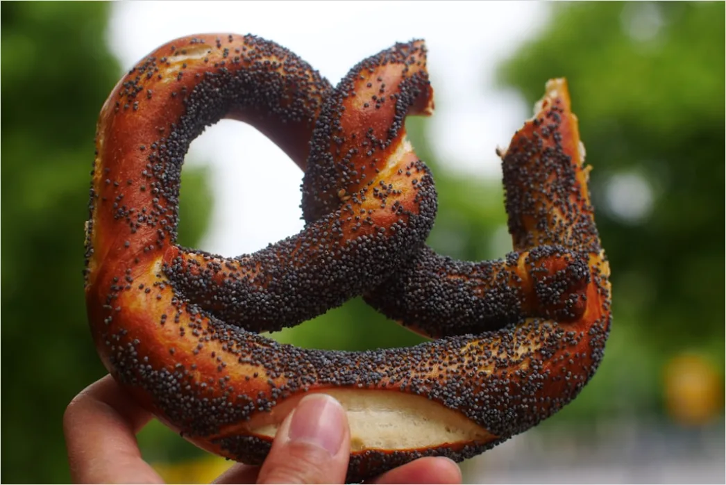 Hand Haelt Brezel Auf Volksfest Kultur Kulinarik Foto 370c