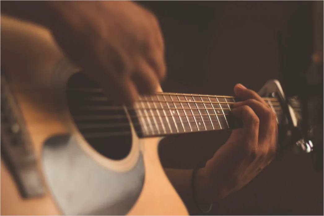 Hand Stimmt Gitarre Saiten Tuning Nahaufnahme Eca2