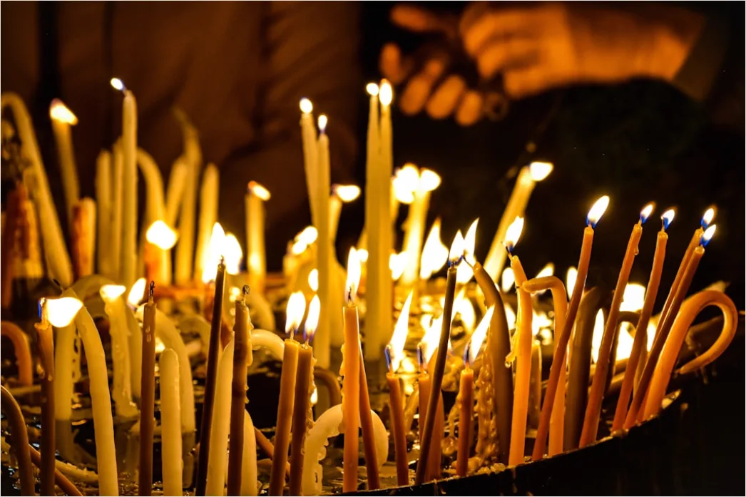 Kerzen Anzuenden In Kirche Ritual Nahaufnahme Foto