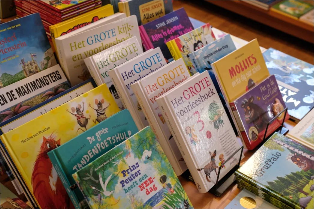 Kinderecke Bibliothek Bunte Bilderbuecher Foto C5c9