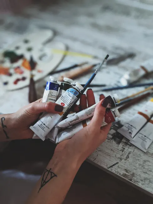 Kreativchaos Atelier Farbtuben Und Papier Detail E689