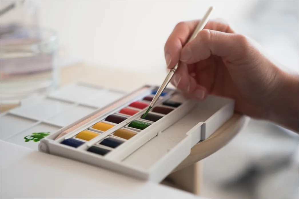 Kreativkurs Aquarell Farbpalette Und Wasserbecher Foto Db04