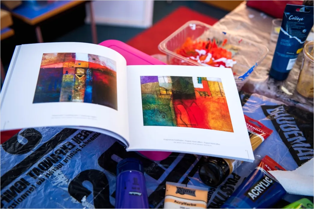 Kuenstleratelier Mit Staffelei Und Farben Weite Foto