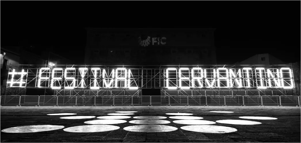 Kulturfestival Lichterketten Und Buehne Abends Foto 8018