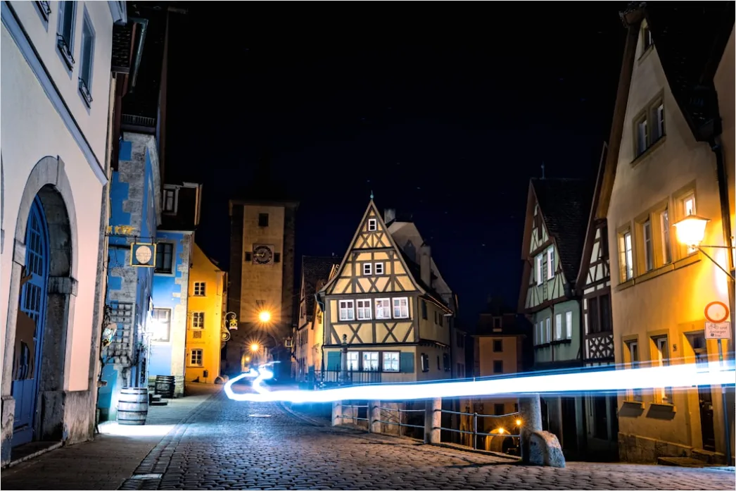 Kulturstaette Bei Nacht Beleuchtet Langzeitbelichtung Foto Dd93