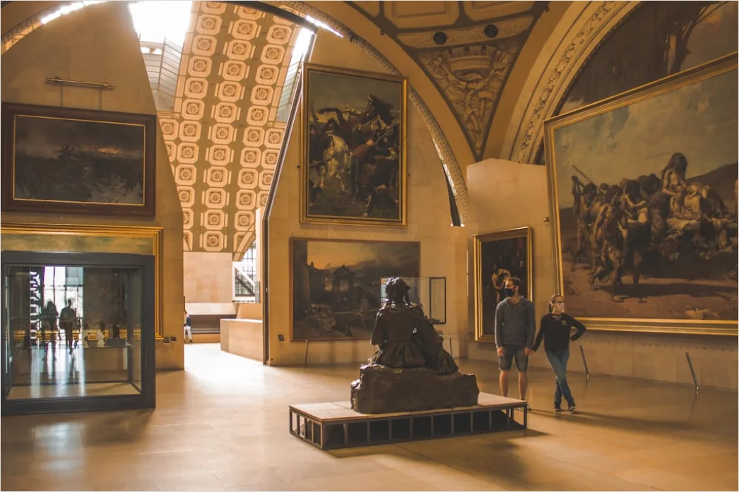 Kunststudent Zeichnet Im Museum Sitzend Foto B88f