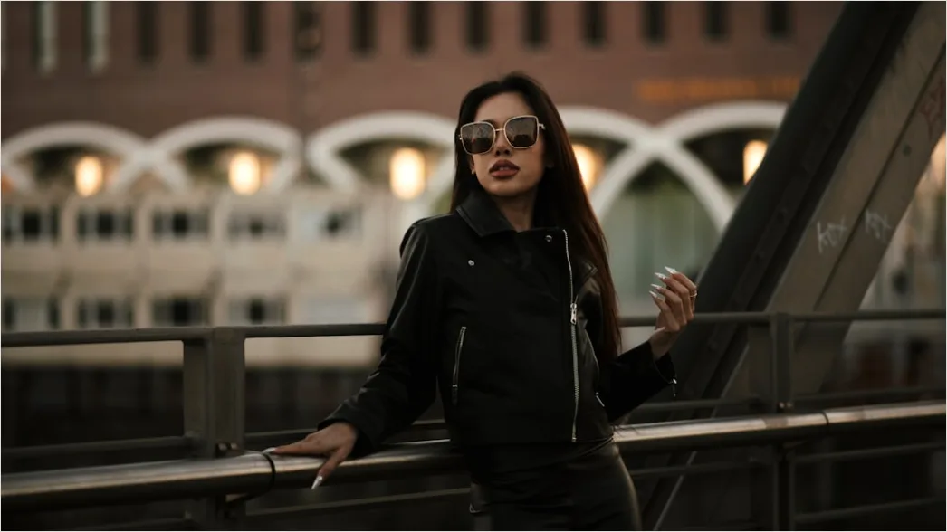 Lederjacke Outfit Damen City Look Foto