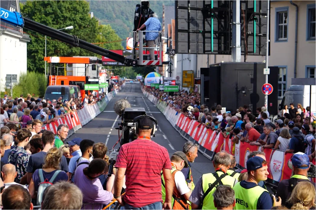 Lesung Auf Buehne Autor Am Pult Publikumsblick Foto A8af