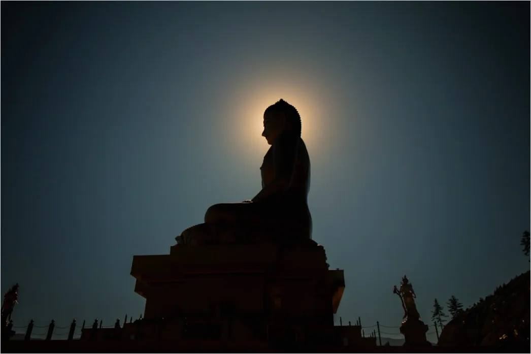 Meditation Im Tempel Silhouette Ruhige Stimmung Foto 80ec