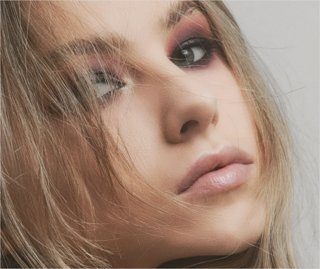 Monochromes Make Up In Rosatoenen Portraet Foto 5258