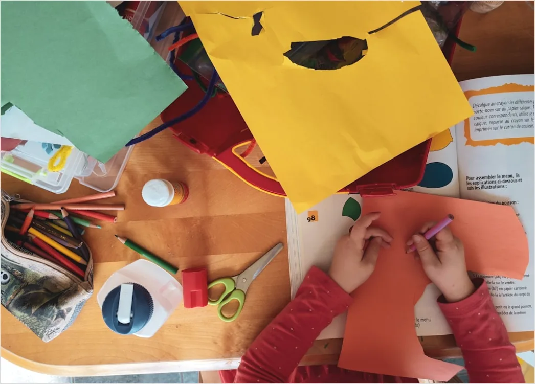 Museumspaedagogik Kinder Zeichnen Vor Ausstellung Foto 0e37