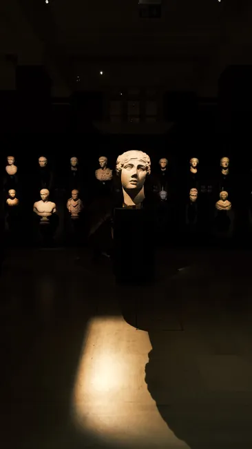 Museumsraum Mit Skulptur Im Spotlight Dramatisches Licht Foto 1295