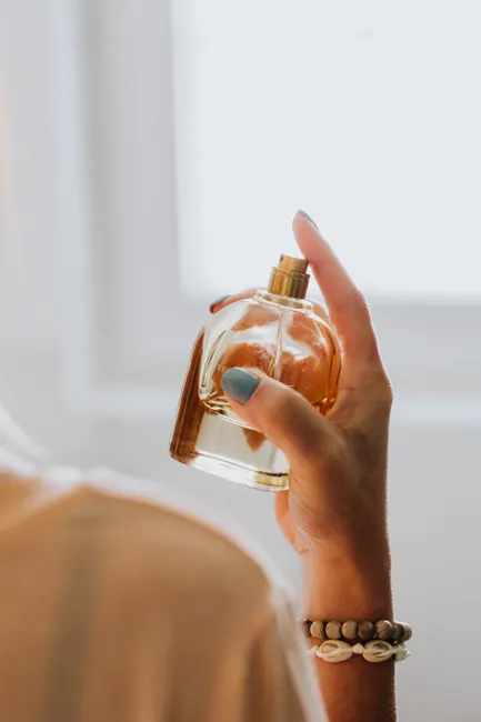 Parfuem Auf Handgelenk Spruehen Foto 06e4