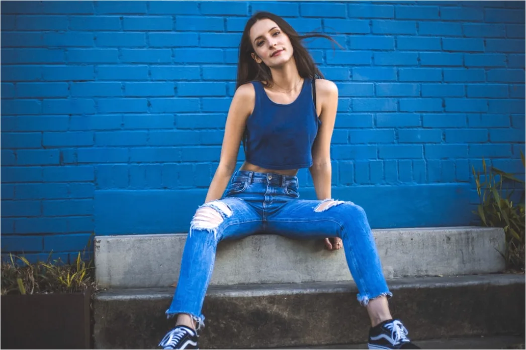 Party Outfit Glitzer Top Und Jeans Foto