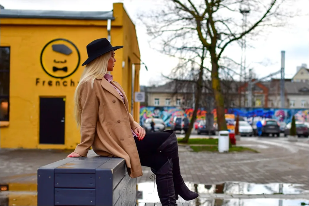Regen Outfit Mit Gummistiefeln Street Foto