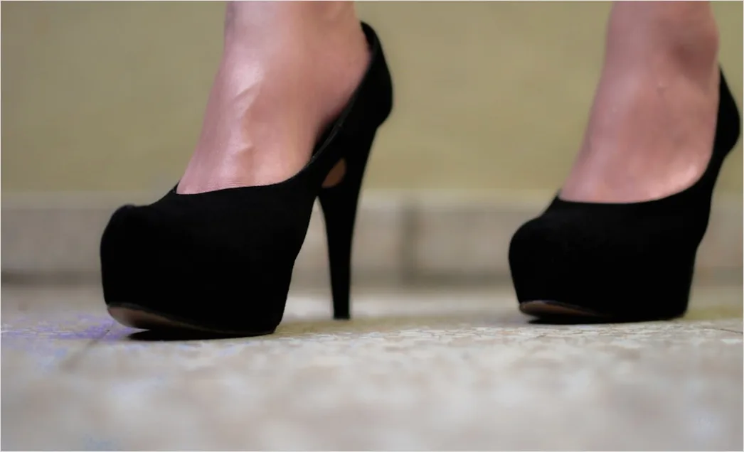 Detail Satinkleid Outfit Mit Heels Abend Foto Number 14
