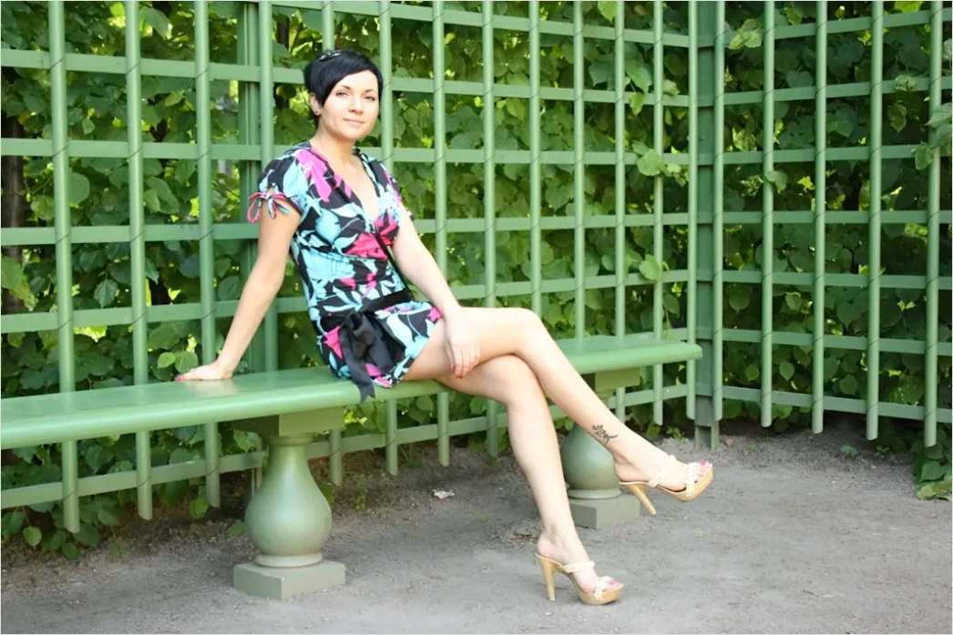 Detail Satinkleid Outfit Mit Heels Abend Foto Number 16