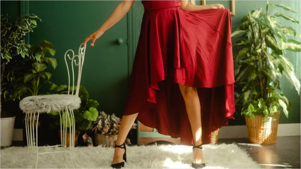 Detail Satinkleid Outfit Mit Heels Abend Foto Number 17