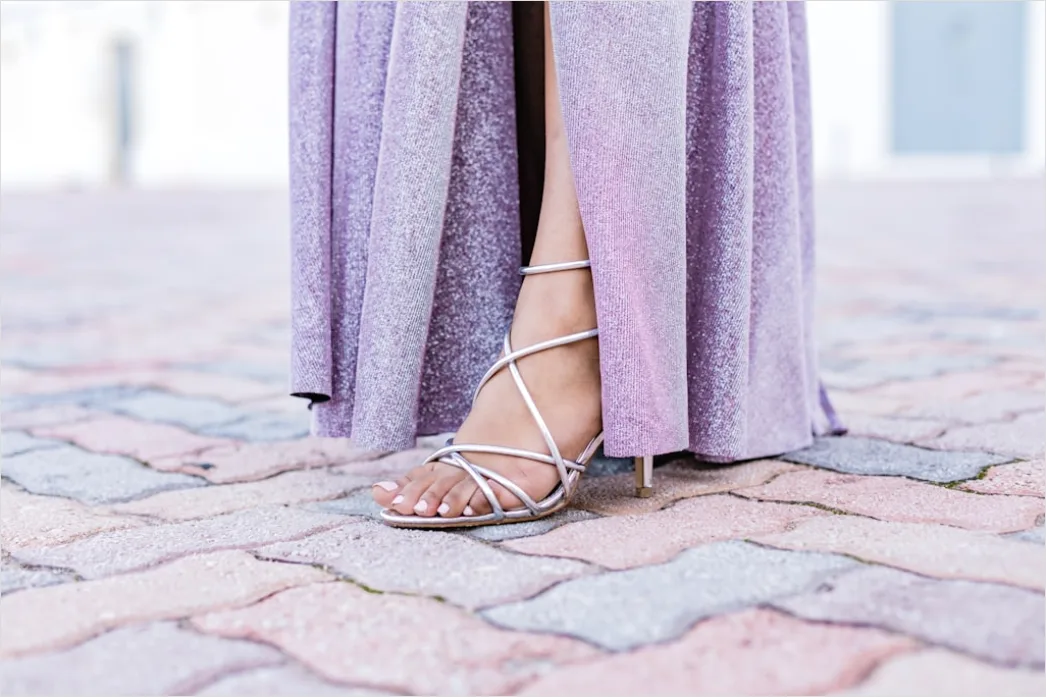 Detail Satinkleid Outfit Mit Heels Abend Foto Number 18