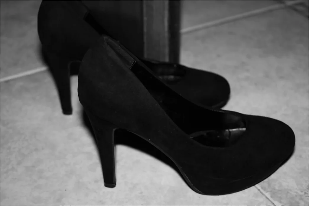 Detail Satinkleid Outfit Mit Heels Abend Foto Number 20