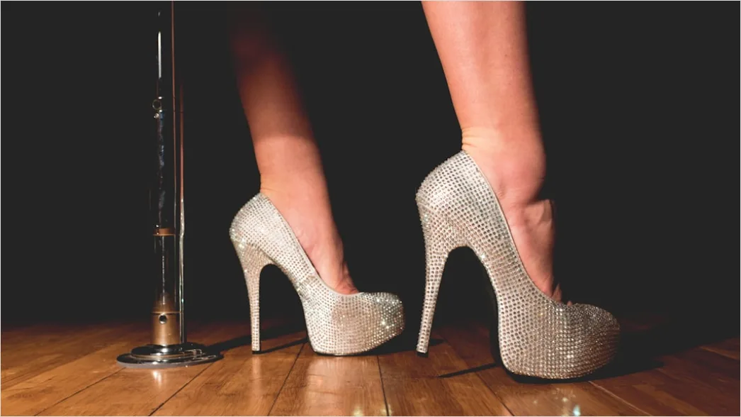 Detail Satinkleid Outfit Mit Heels Abend Foto Number 4