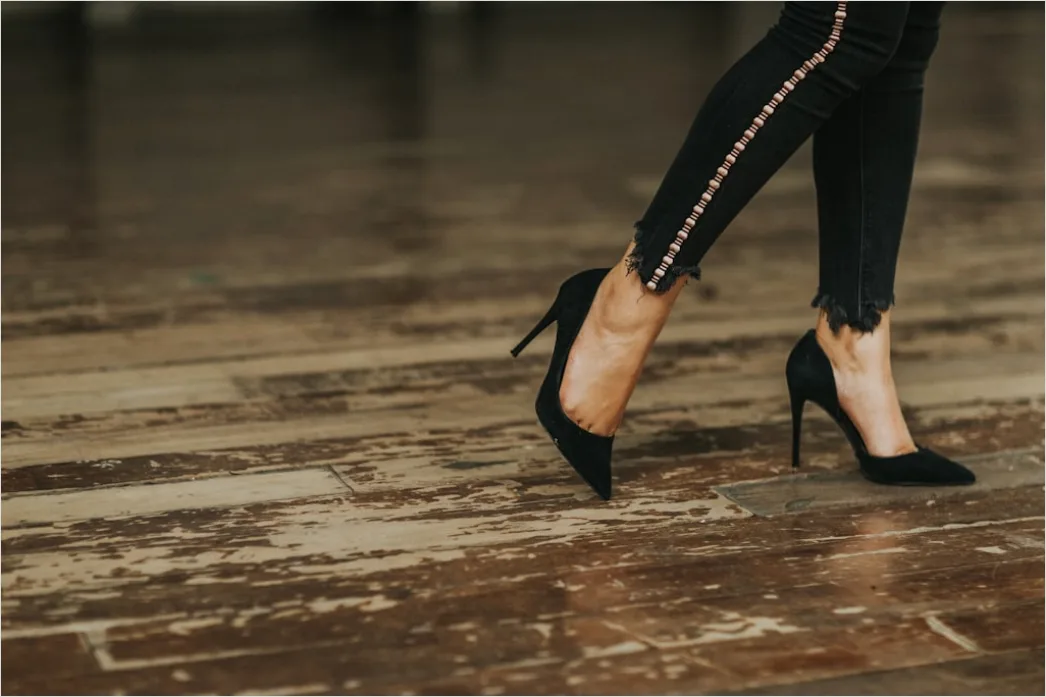 Detail Satinkleid Outfit Mit Heels Abend Foto Number 5