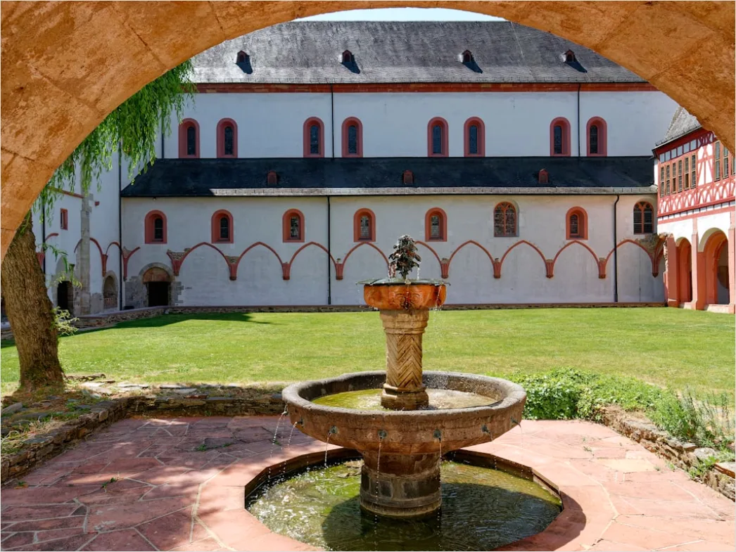 Schloss Innenhof Perspektive Symmetrisch Foto 3ae1