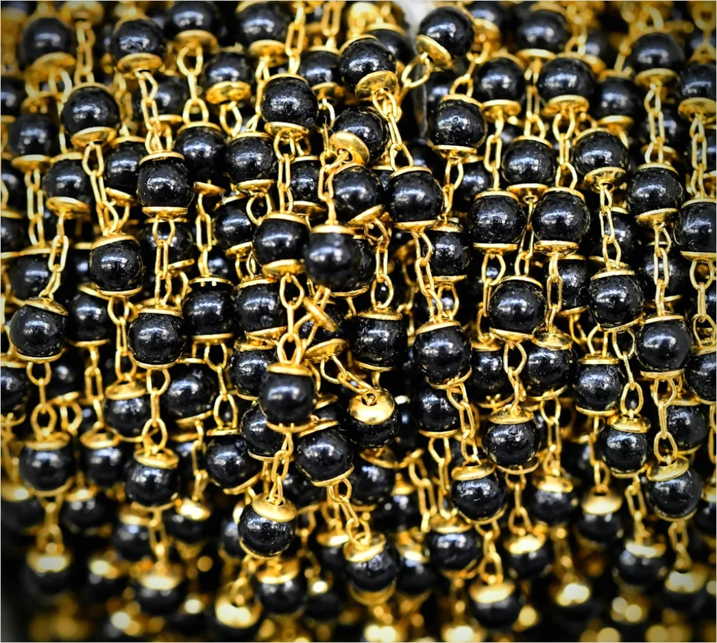 Detail Schmuck Layering Gold Ketten Nahaufnahme Number 11