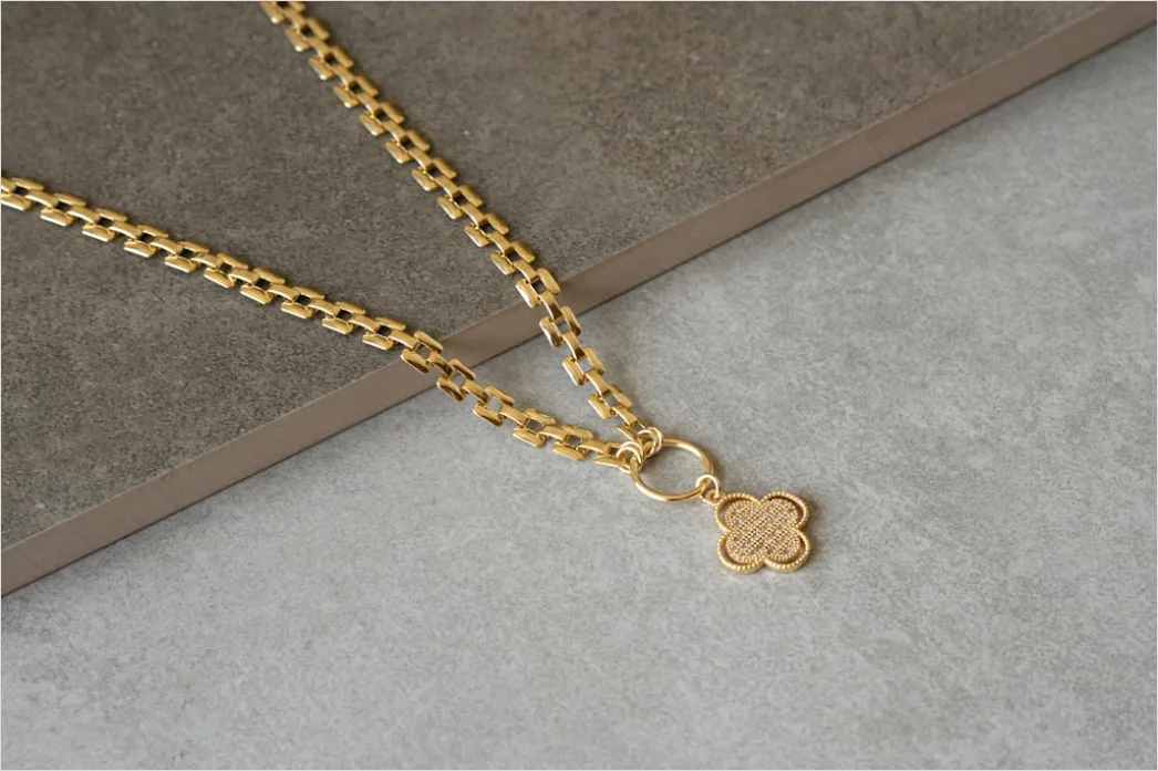 Detail Schmuck Layering Gold Ketten Nahaufnahme Number 16