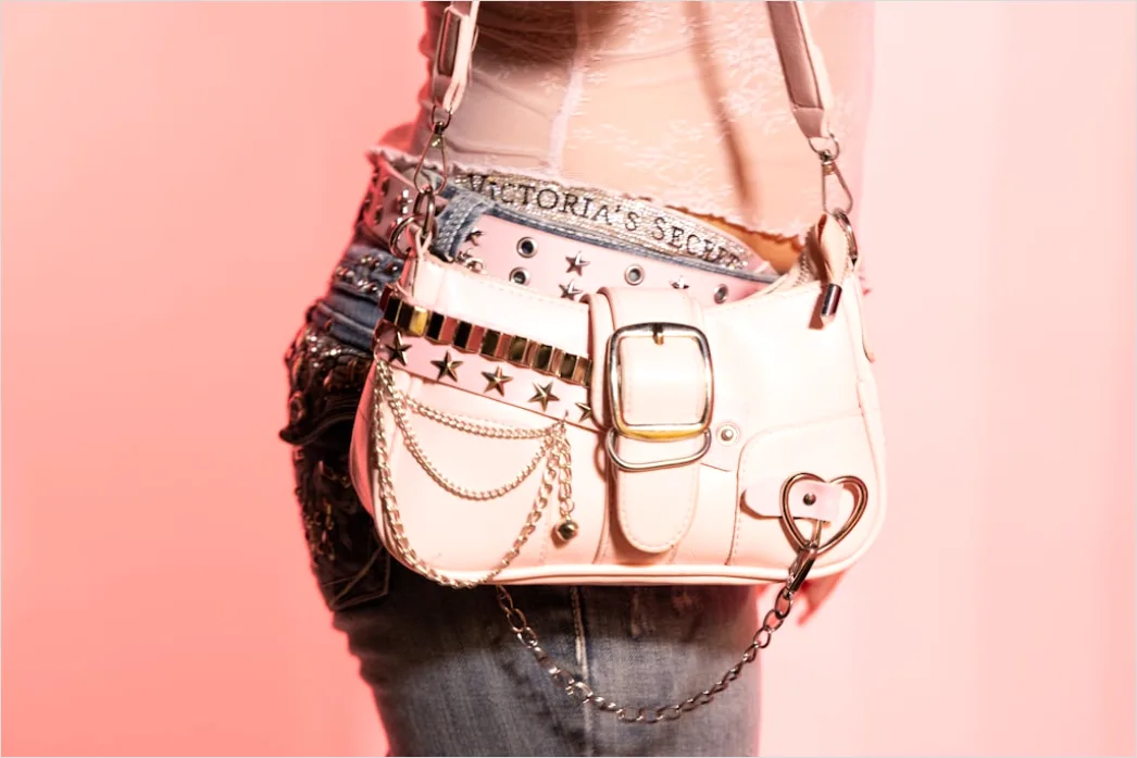 Detail Schultertasche Outfit Trend 2026 Foto Number 11