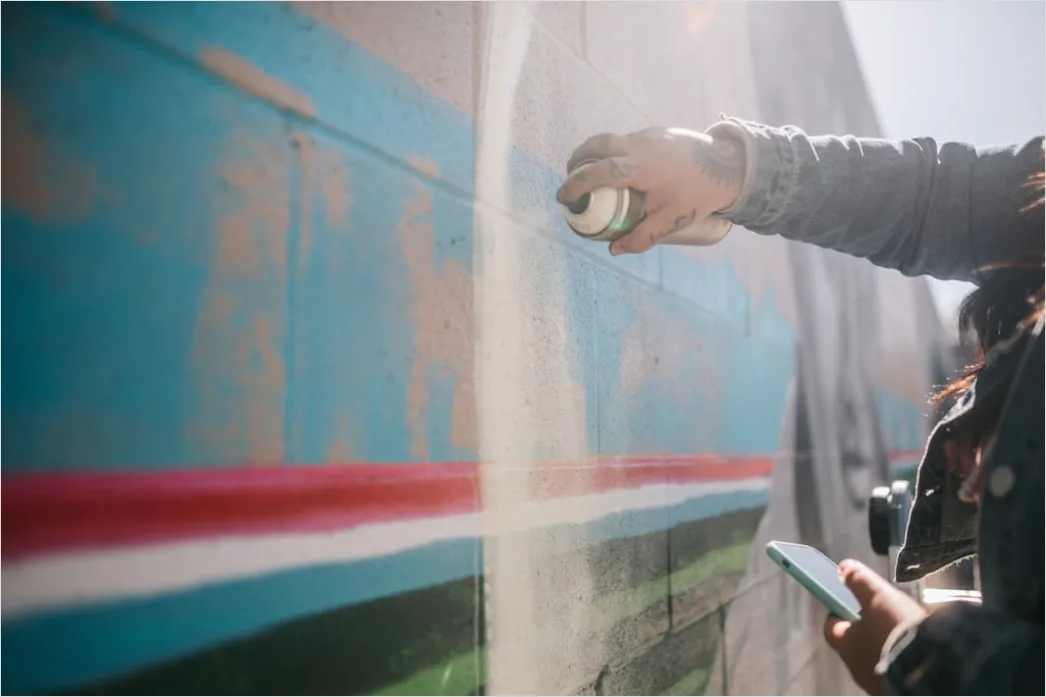 Spraydose In Hand Beim Malen Nahaufnahme Foto 697f